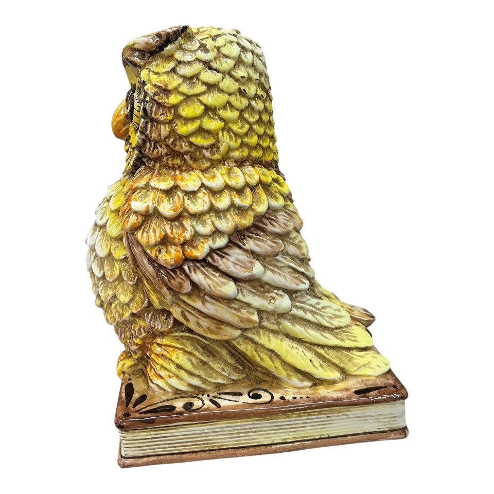 Gufo su libro in ceramica siciliana decoro giallo e marrone effetto naturale Produzione artigianale di Caltagirone h.30cm