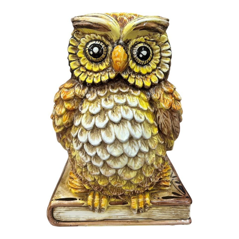 Gufo su libro in ceramica siciliana decoro giallo e marrone effetto naturale Produzione artigianale di Caltagirone h.30cm