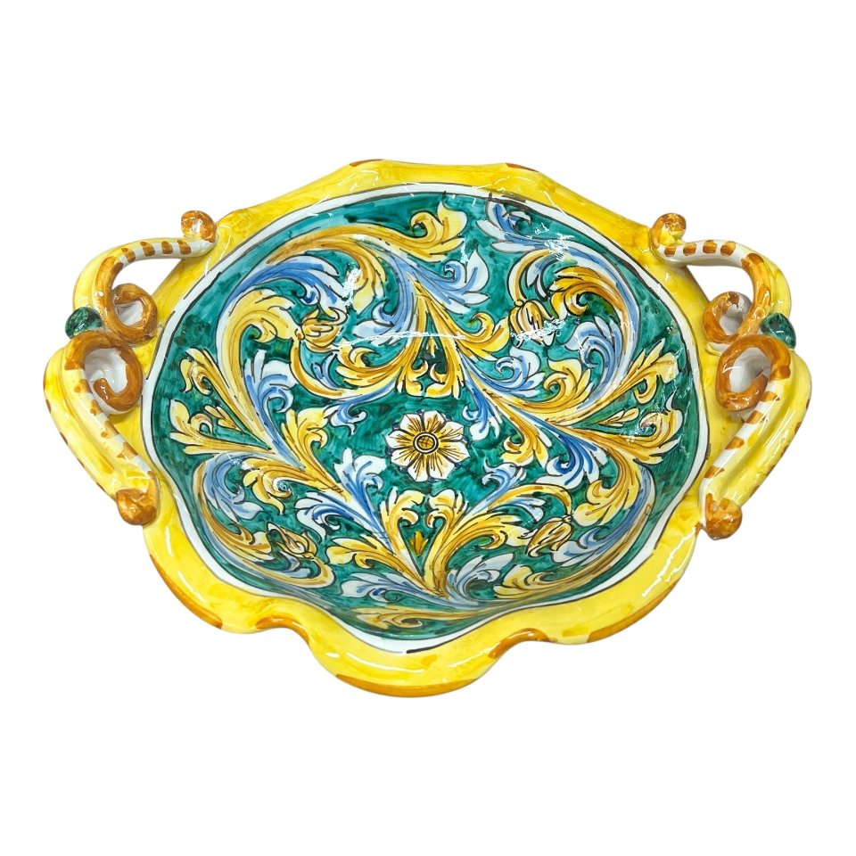 Centrotavola smerlato con manici in ceramica siciliana decoro ornato barocco fondo verde Produzione artigianale di Caltagirone Diametro 30cm