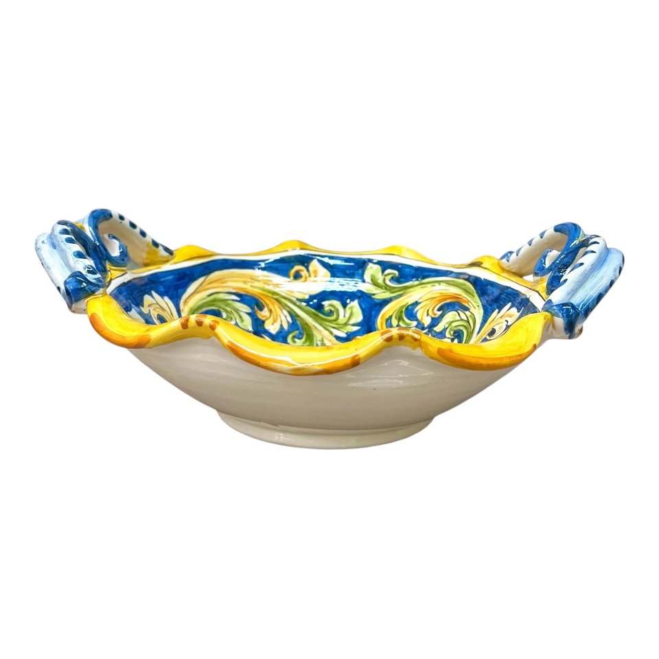 Centrotavola smerlato con manici in ceramica siciliana decoro ornato barocco fondo blu Produzione artigianale di Caltagirone Diametro 30cm