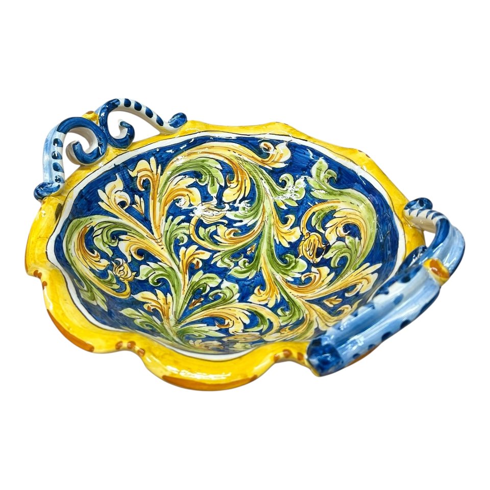 Centrotavola smerlato con manici in ceramica siciliana decoro ornato barocco fondo blu Produzione artigianale di Caltagirone Diametro 30cm