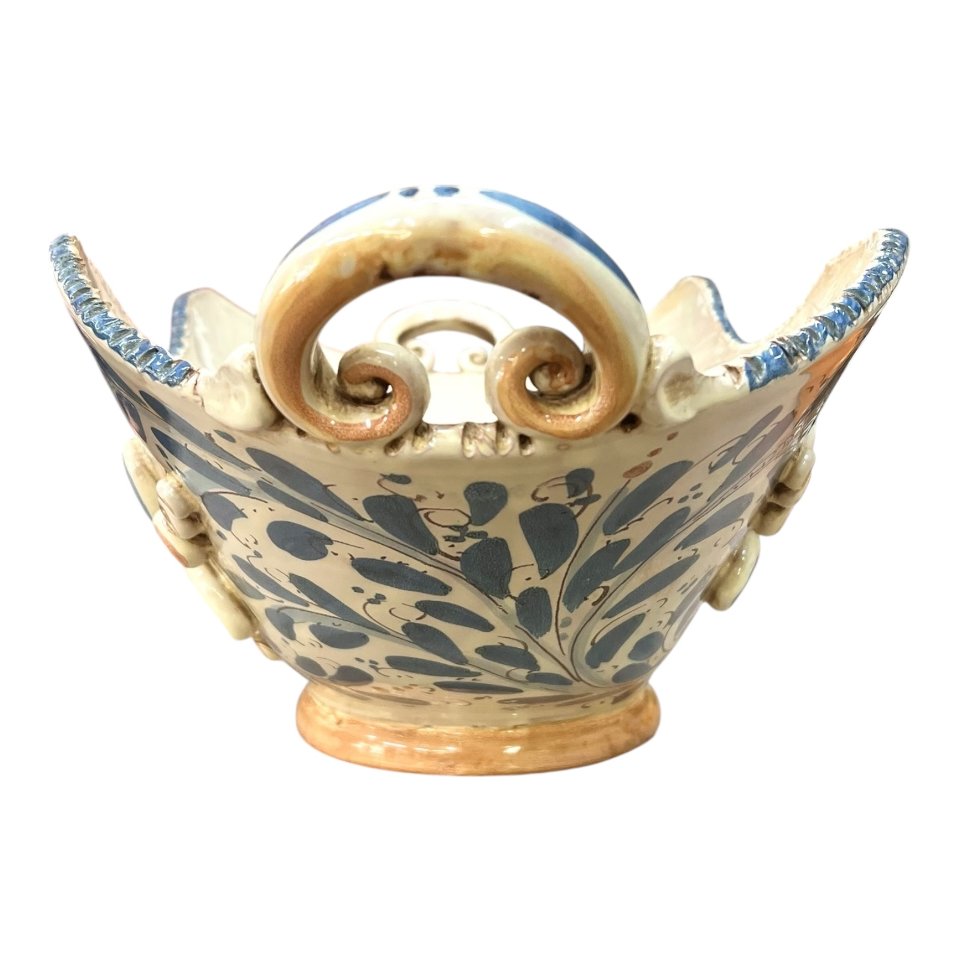 Centrotavola smerlato con manici e applicazioni decoro seicento blu Produzione artigianale di Caltagirone Lunghezza 50cm