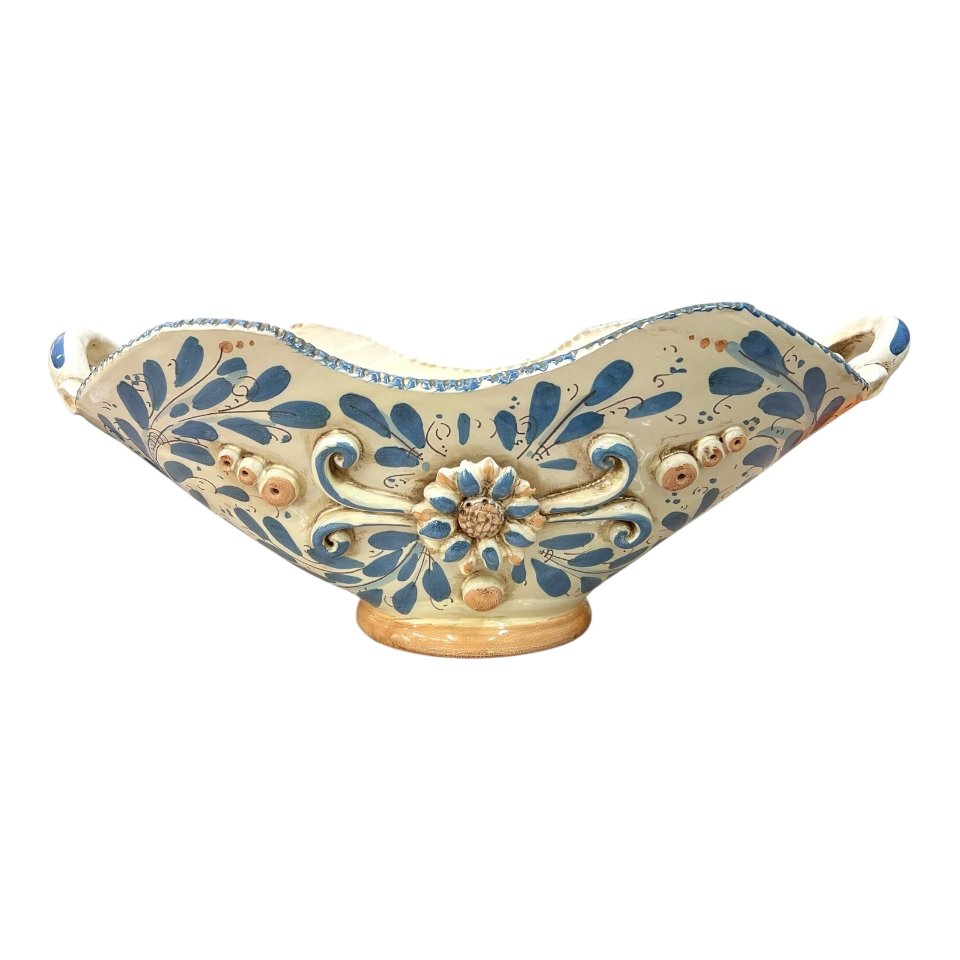 Centrotavola smerlato con manici e applicazioni decoro seicento blu Produzione artigianale di Caltagirone Lunghezza 50cm