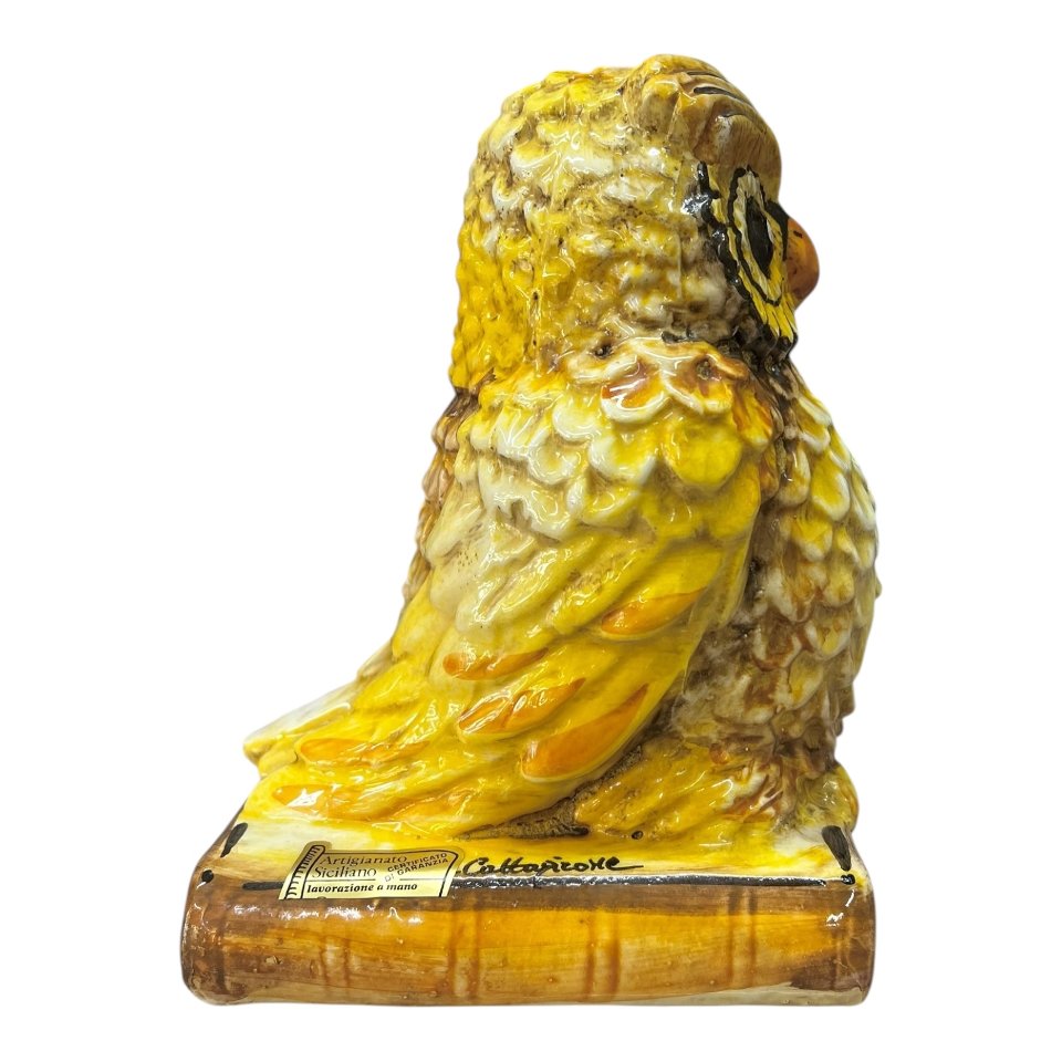 Gufo su libro in ceramica siciliana decoro giallo e marrone effetto naturale Produzione artigianale di Caltagirone h.20cm