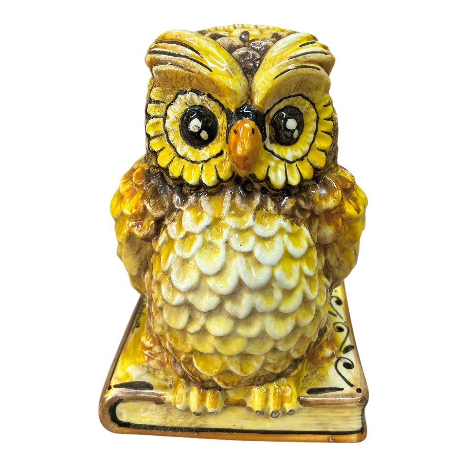 Gufo su libro in ceramica siciliana decoro giallo e marrone effetto naturale Produzione artigianale di Caltagirone h.20cm
