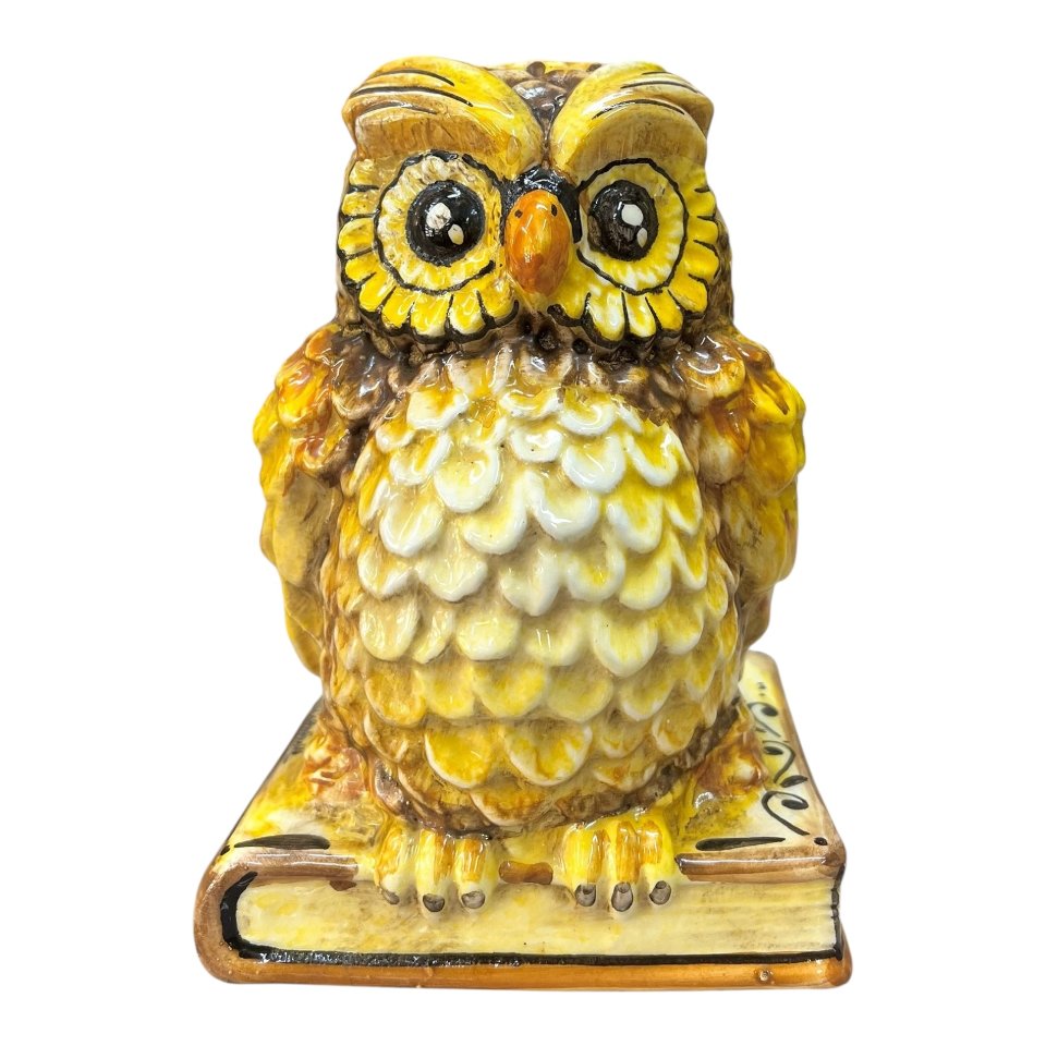 Gufo su libro in ceramica siciliana decoro giallo e marrone effetto naturale Produzione artigianale di Caltagirone h.20cm