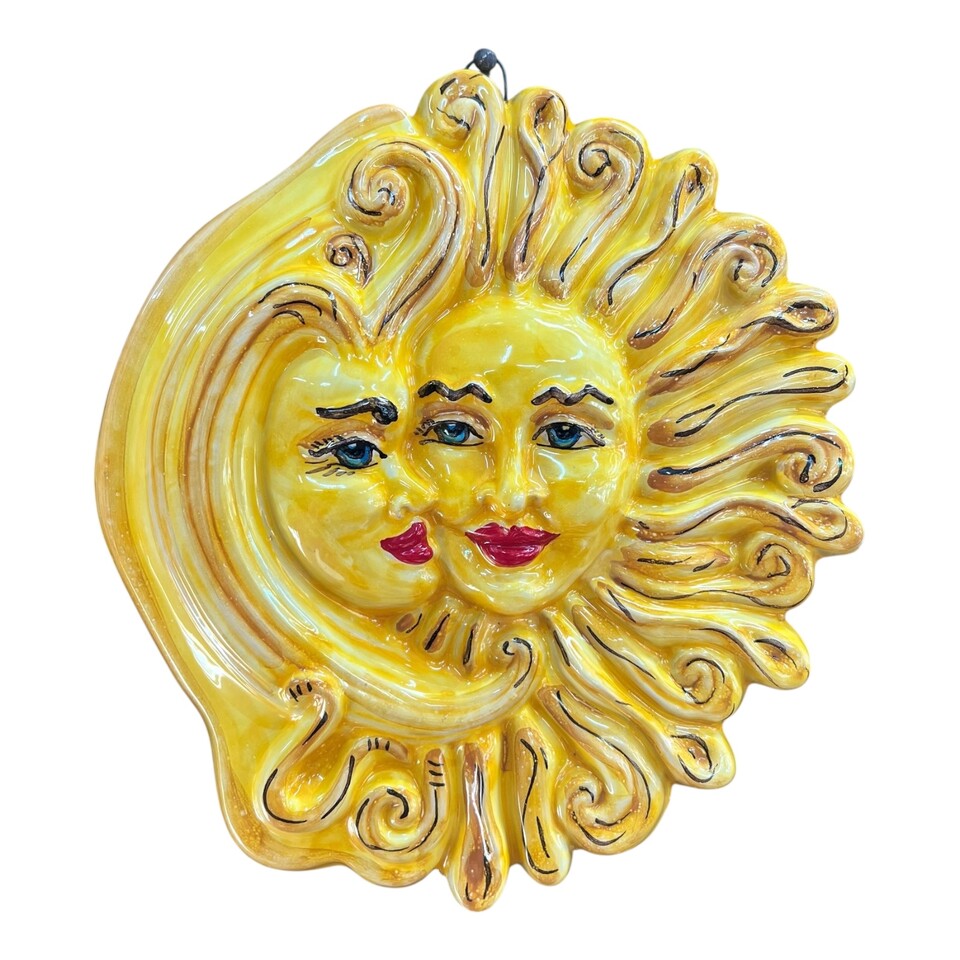 Sole e luna abbraccio da parete in ceramica siciliana decoro giallo Produzione artigianale di Santo Stefano di Camastra Diametro 30cm