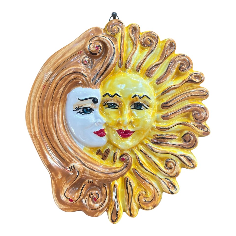 Sole e luna abbraccio da parete in ceramica siciliana decoro giallo e giallo ocra Produzione artigianale di Santo Stefano di Camastra Diametro 30cm