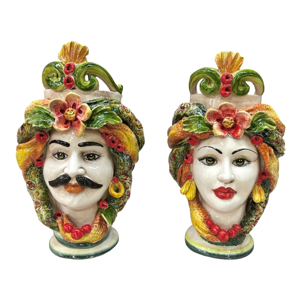 Coppia Teste di moro in ceramica siciliana con corona e turbante decoro verde e rosso Produzione artigianale di Caltagirone h.30cm