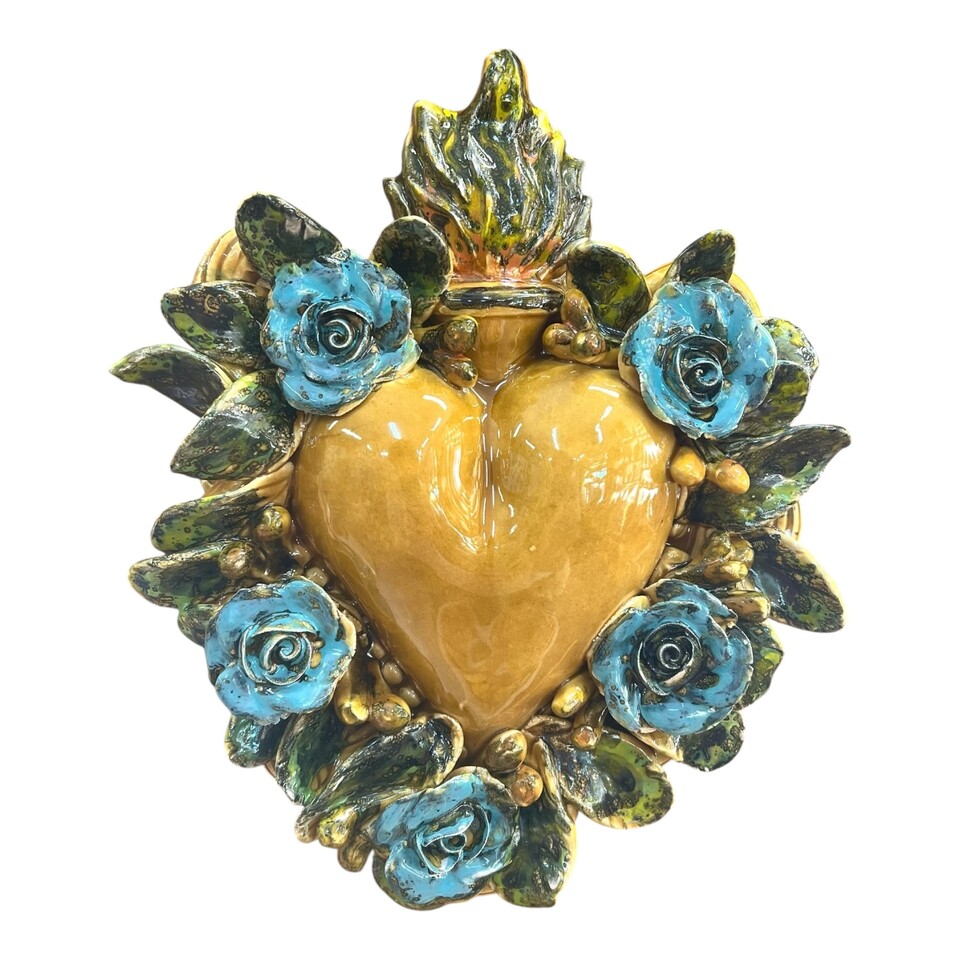 Cuore Sacro Ex Voto da parete decoro giallo ocra e rose blu in ceramica siciliana Produzione artigianale di Palermo h.30cm