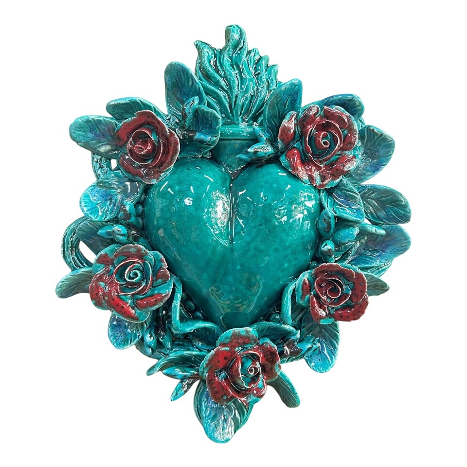 Cuore sacro Ex Voto da parete decoro verde ramina e rose rosse in ceramica siciliana Produzione artigianale di Palermo h.30cm