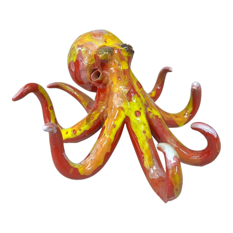 Polpo ornamentale in ceramica siciliana decoro rosso e giallo Produzione artigianale di Palermo lunghezza 15cm