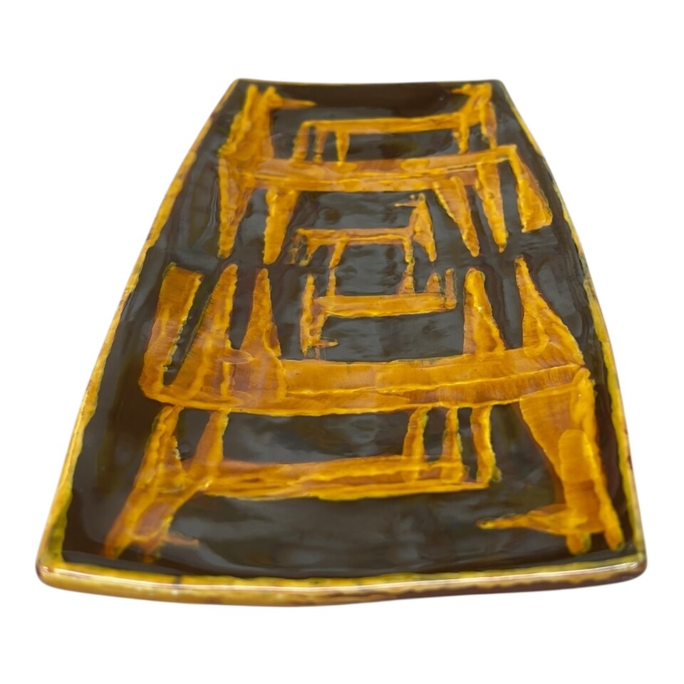 Piatto sushi in ceramica siciliana decoro tribale ambra e nero Produzione artigianale di Santo Stefano di Camastra Lunghezza 29cm