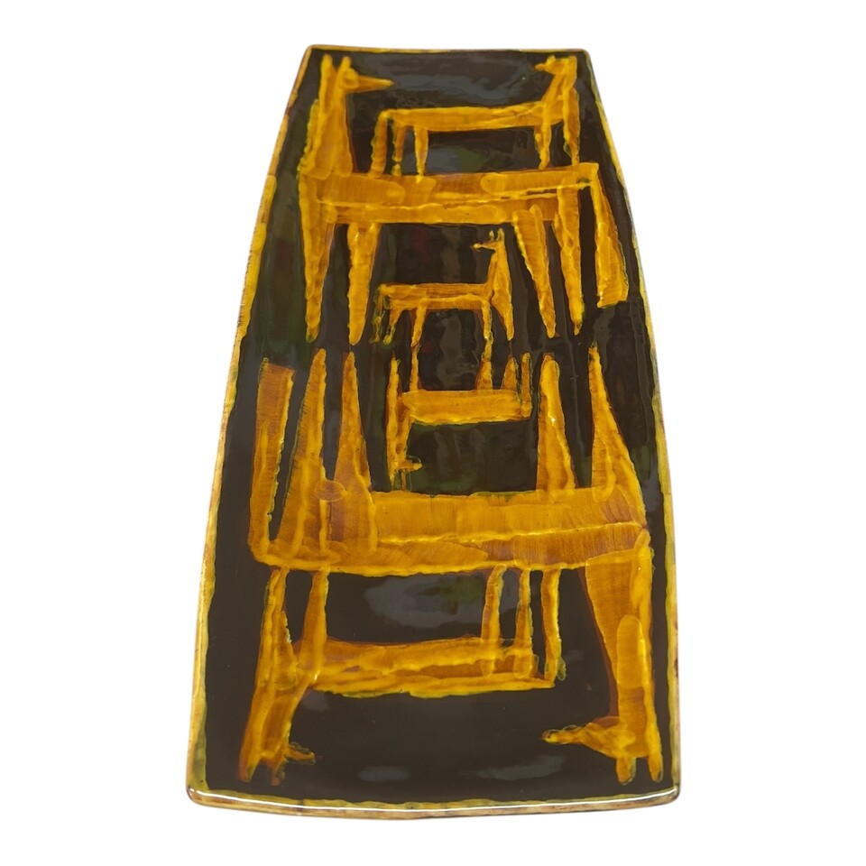 Piatto sushi in ceramica siciliana decoro tribale ambra e nero Produzione artigianale di Santo Stefano di Camastra Lunghezza 29cm