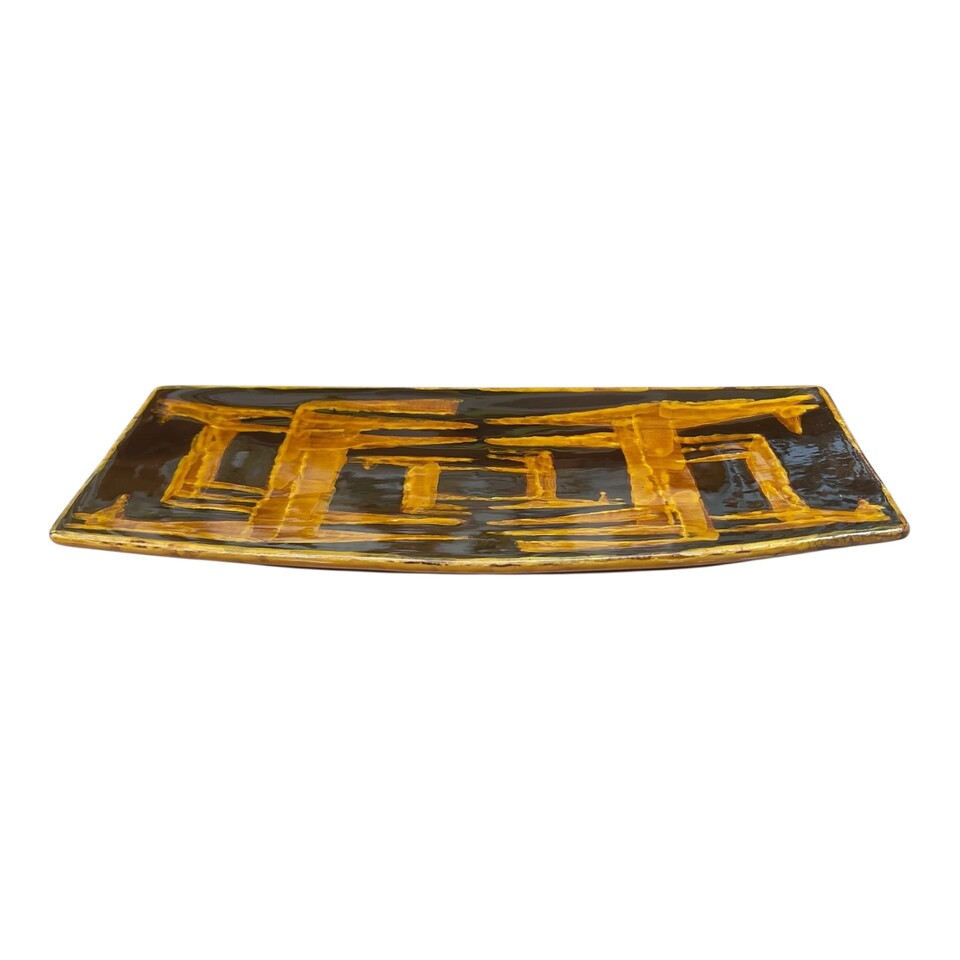 Piatto sushi in ceramica siciliana decoro tribale ambra e nero Produzione artigianale di Santo Stefano di Camastra Lunghezza 29cm