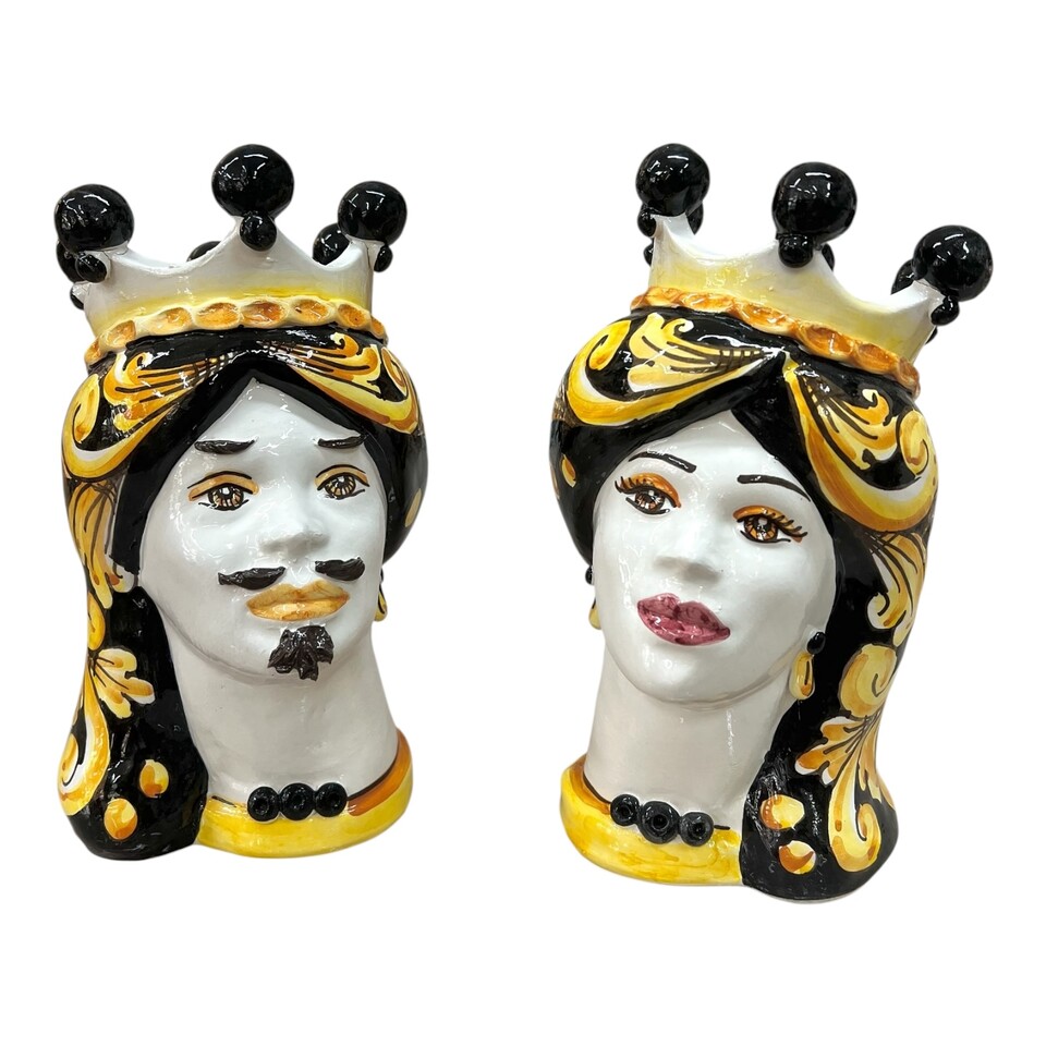 Teste di moro coppia in ceramica siciliana con corona decoro ornato giallo fondo nero Produzione artigianale  di Caltagirone h.23cm