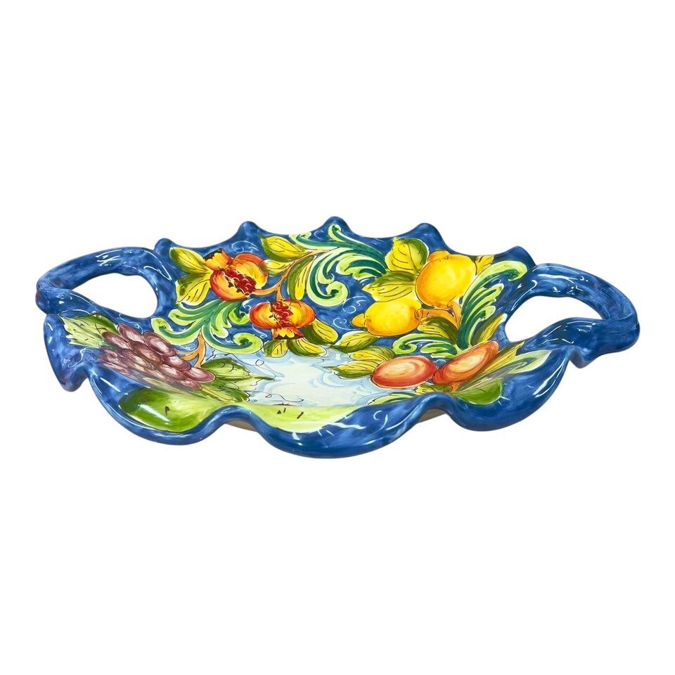 Centrotavola smerlato con manici in ceramica siciliana decoro con frutta Produzione artigianale di Santo Stefano di Camastra Diametro 40cm