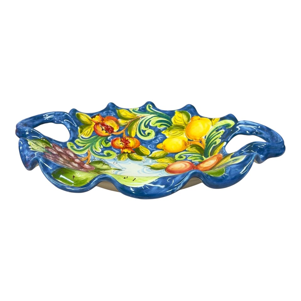 Centrotavola smerlato con manici in ceramica siciliana decoro con frutta Produzione artigianale di Santo Stefano di Camastra Diametro 40cm