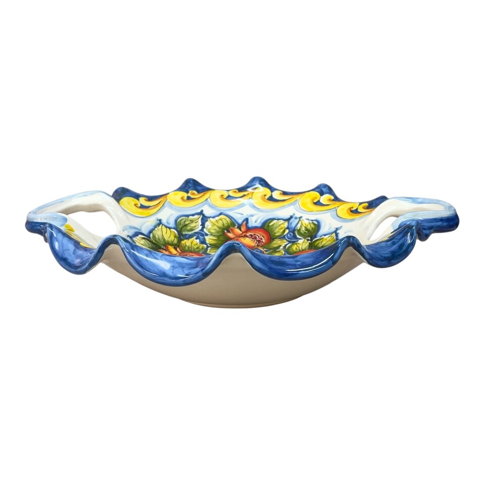 Centrotavola smerlato con manici in ceramica siciliana decoro blu e bianco con melograni Produzione artigianale di Santo Stefano di Camastra Diametro 40cm