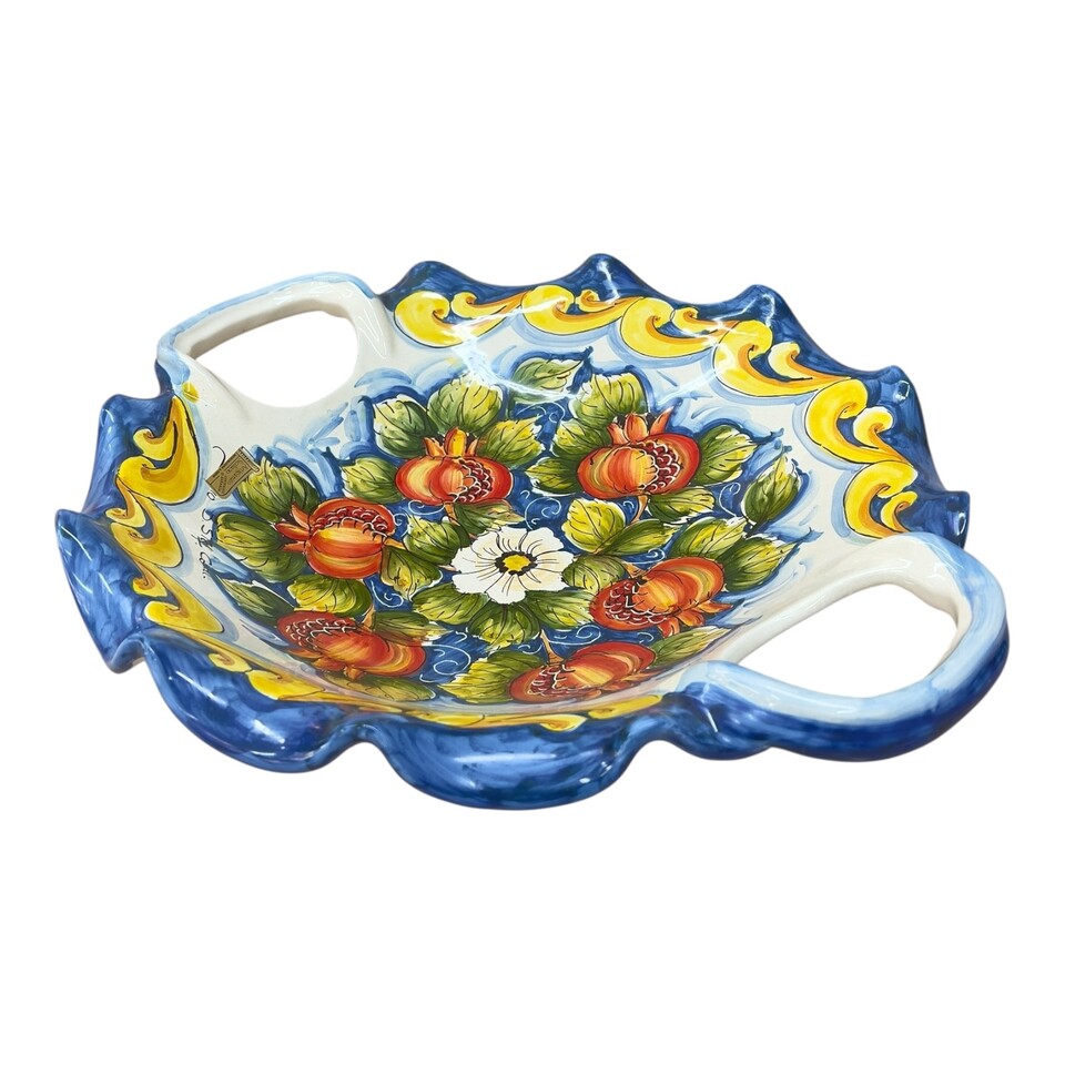 Centrotavola smerlato con manici in ceramica siciliana decoro blu e bianco con melograni Produzione artigianale di Santo Stefano di Camastra Diametro 40cm