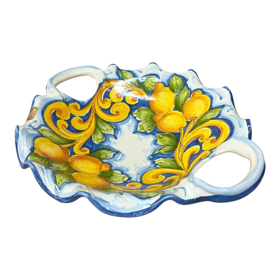 Centrotavola smerlato con manici in ceramica siciliana decoro con limoni Produzione artigianale di Santo Stefano di Camastra Diametro 40cm