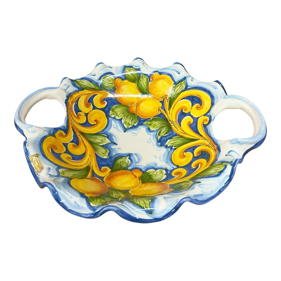 Centrotavola smerlato con manici in ceramica siciliana decoro con limoni Produzione artigianale di Santo Stefano di Camastra Diametro 40cm