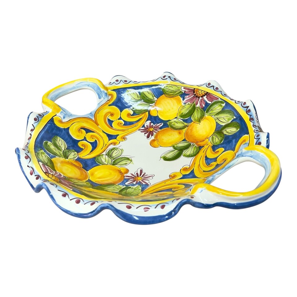 Centrotavola smerlato con manici in ceramica siciliana decoro blu con limoni Produzione artigianale di Santo Stefano di Camastra Diametro 40cm
