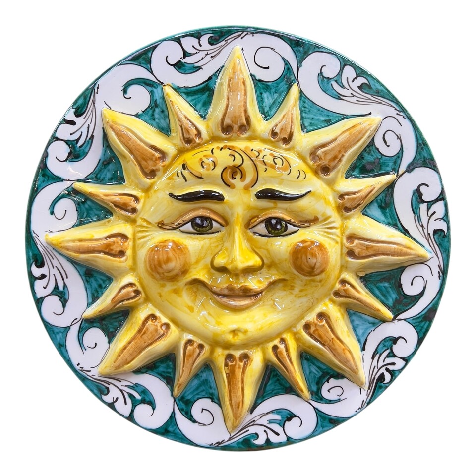 Sole piatto da parete in ceramica siciliana decoro ornato bianco fondo verde ramina Produzione artigianale di Caltagirone Diametro 25cm