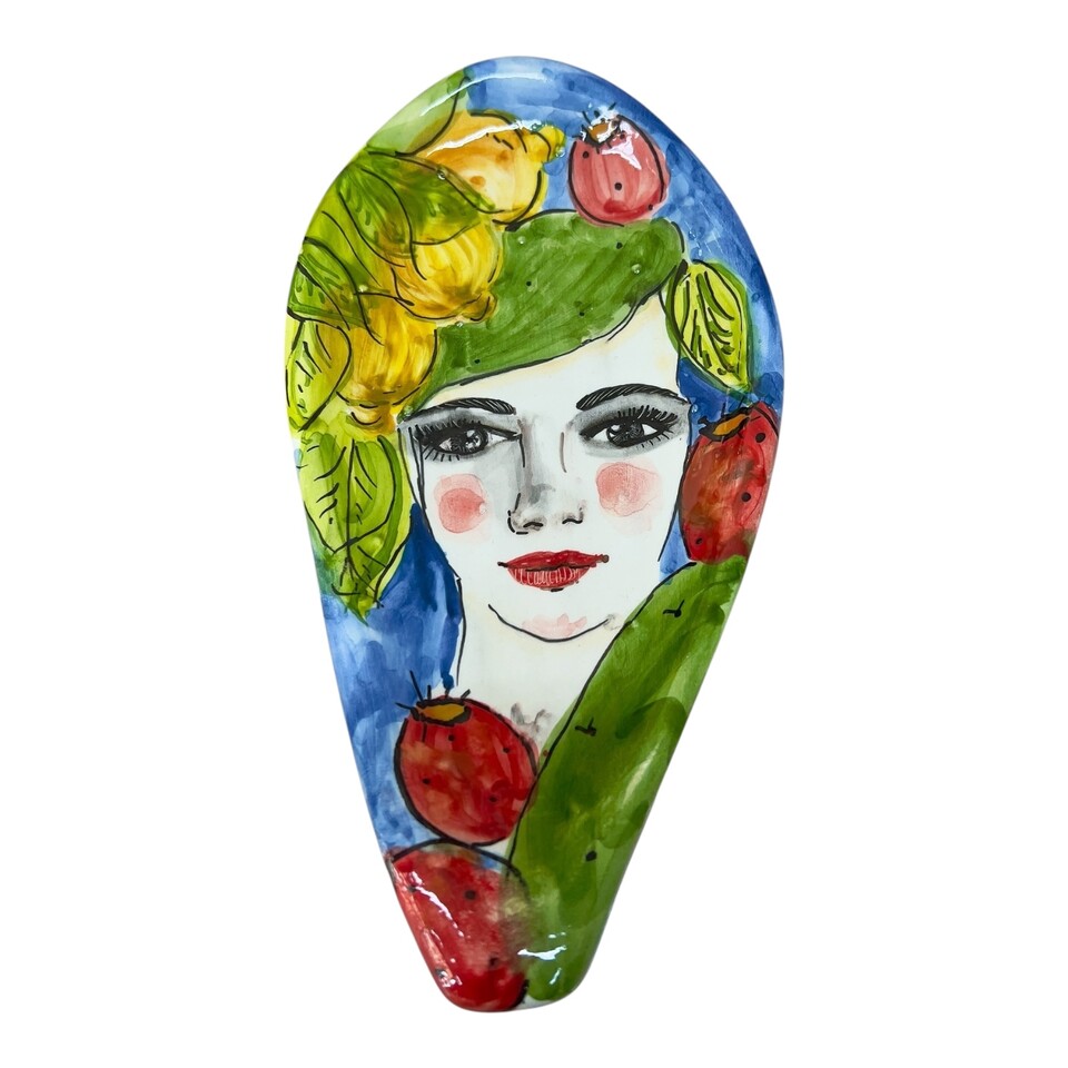 Svuota tasche pala fico d’india in ceramica siciliana decoro Donna con frutta Produzione artigianale di Santo Stefano di Camastra Lunghezza 22cm