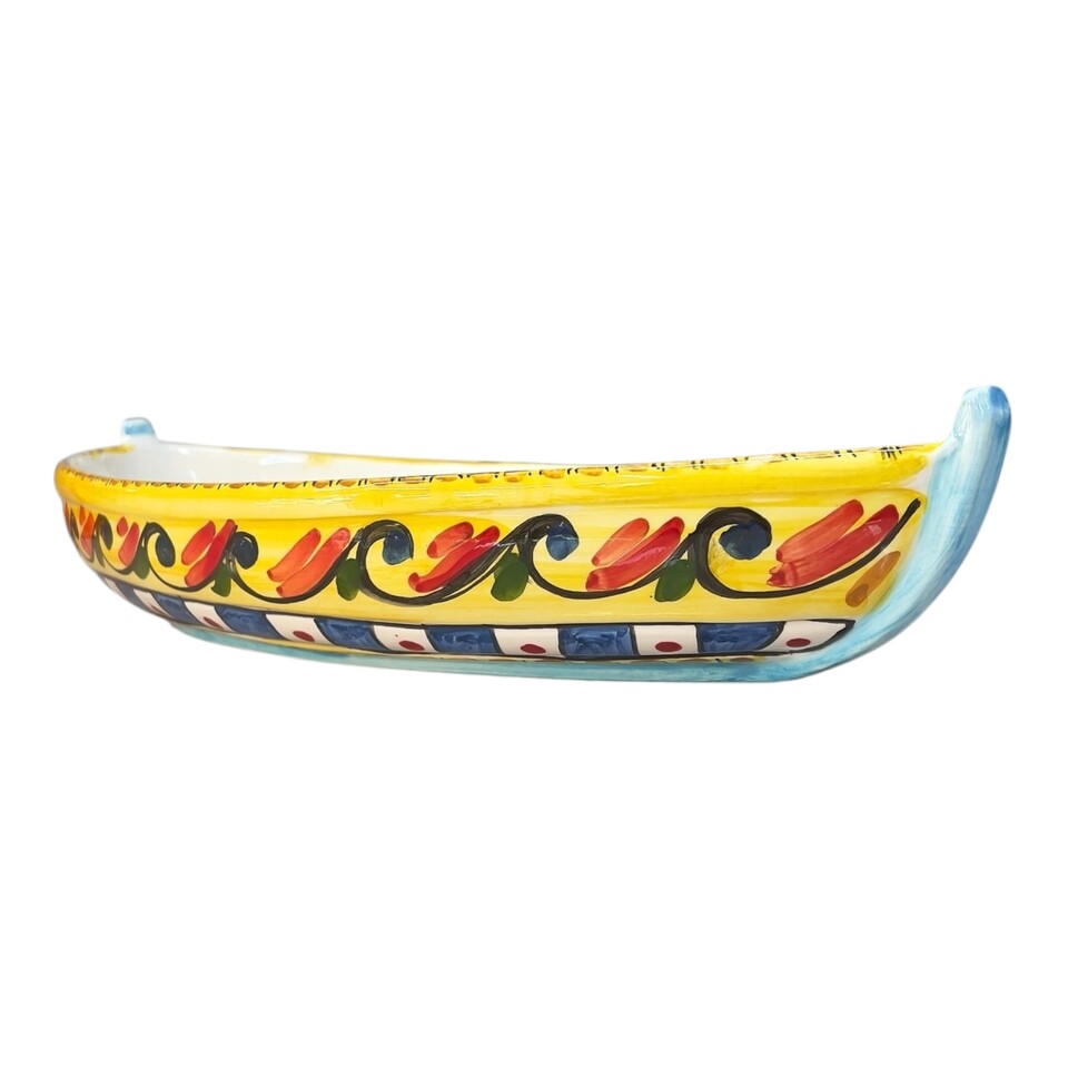 Piatto centrotavola forma barca in ceramica sicilia decoro carretto siciliano Produzione artigianale di Santo Stefano di Camastra Lunghezza 37cm