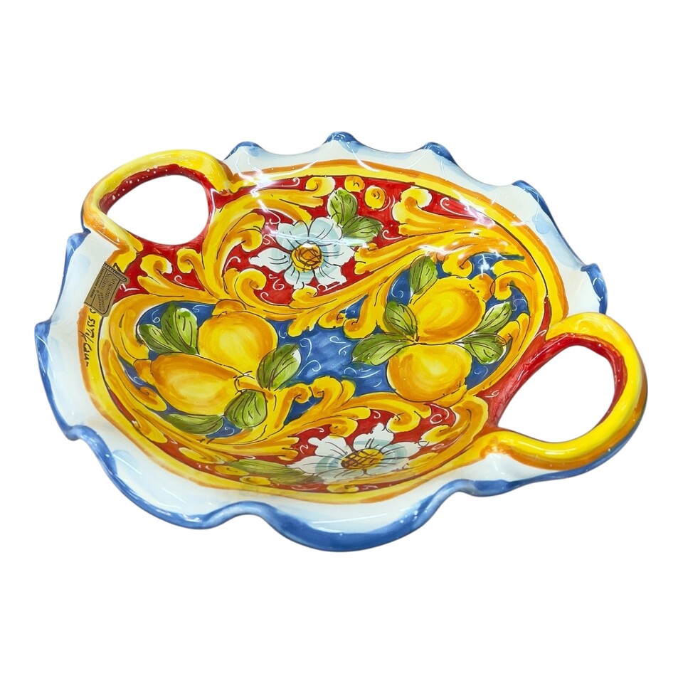 Centrotavola smerlato con manici in ceramica siciliana decoro con limoni fondo rosso e blu Produzione artigianale di Santo Stefano di Camastra lunghezza 30cm