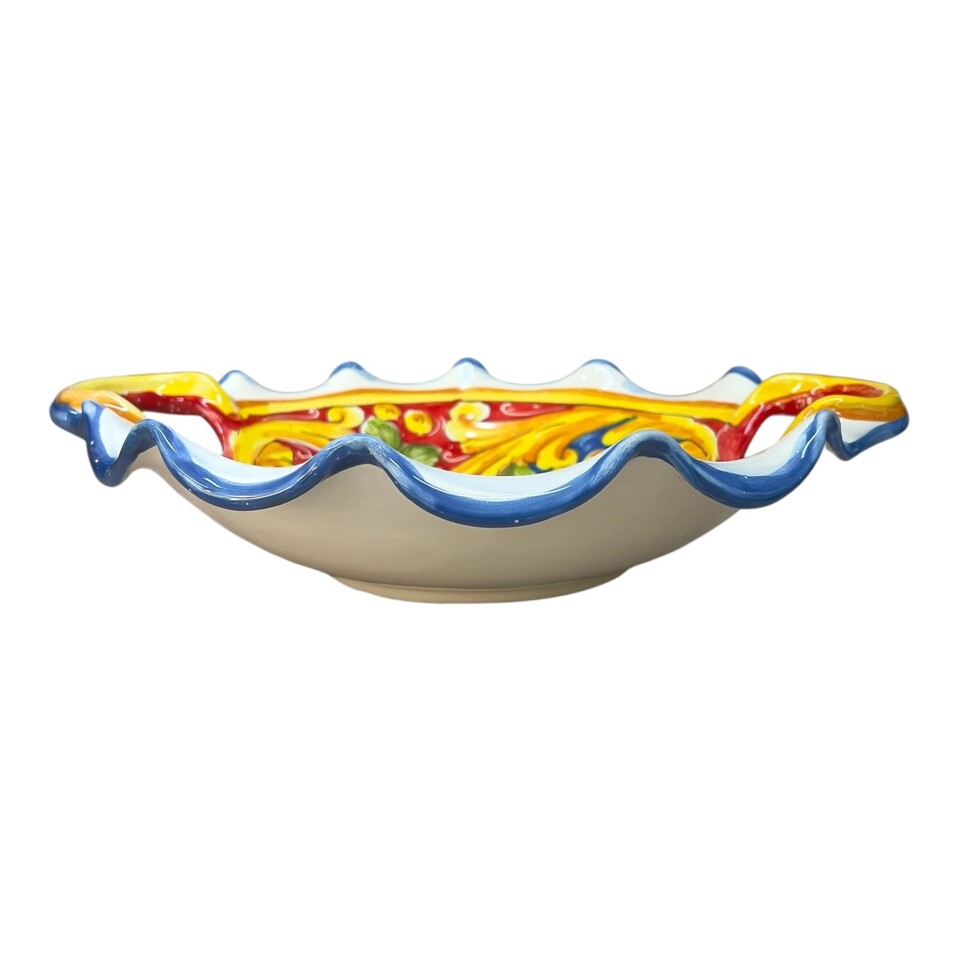 Centrotavola smerlato con manici in ceramica siciliana decoro con limoni fondo rosso e blu Produzione artigianale di Santo Stefano di Camastra lunghezza 30cm
