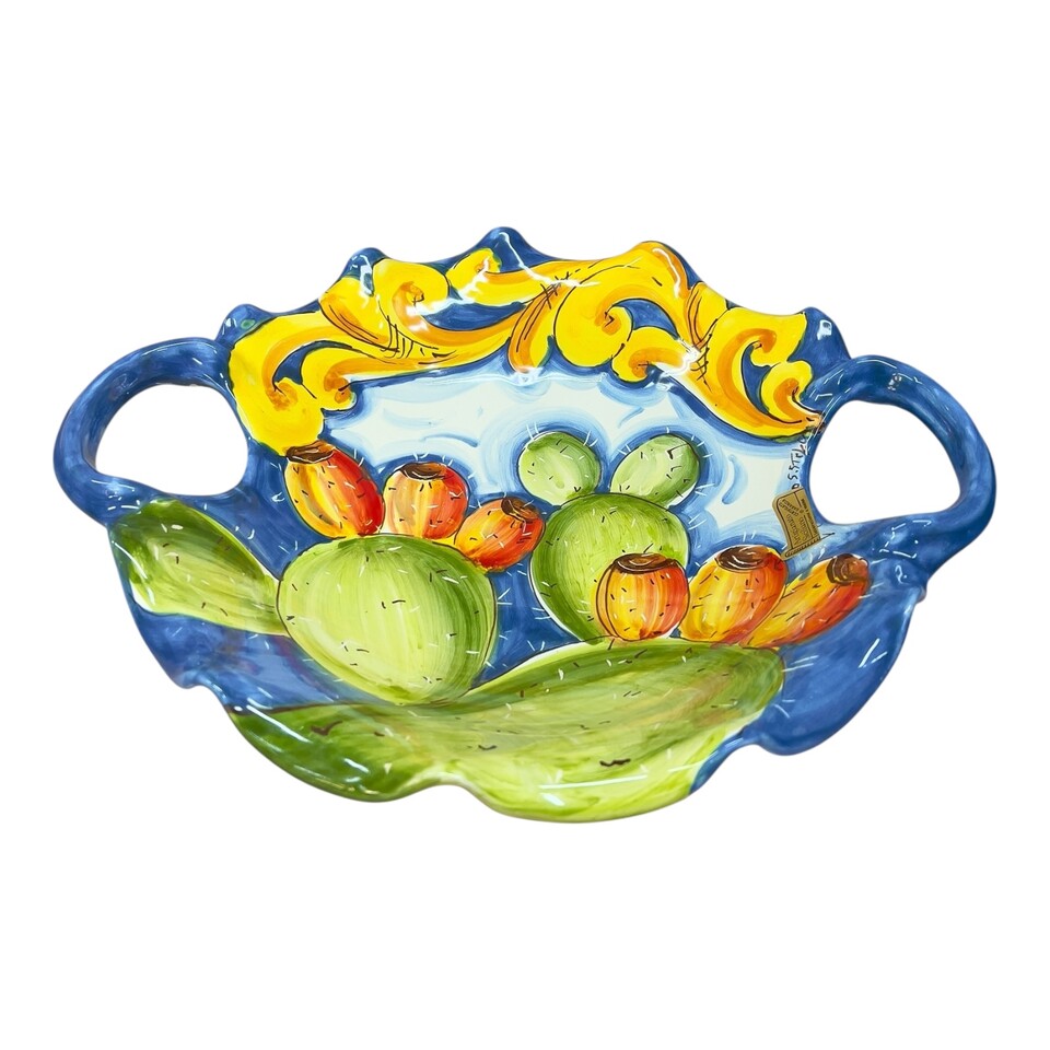 Centrotavola smerlato con manici in ceramica siciliana decoro con fichi d’india fondo blu Produzione artigianale di Santo Stefano di Camastra Lunghezza 30cm