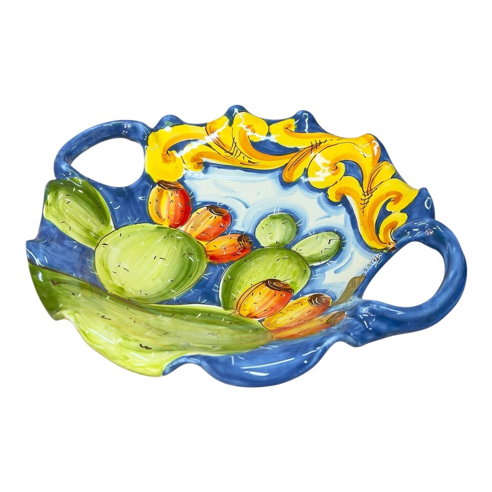 Centrotavola smerlato con manici in ceramica siciliana decoro con fichi d’india fondo blu Produzione artigianale di Santo Stefano di Camastra Lunghezza 30cm