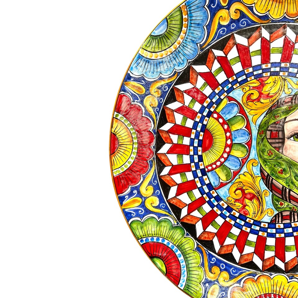 Piatto ornamentale da parete in ceramica siciliana decoro Regina e carretto siciliano Produzione artigianale di Santo Stefano di Camastra Diametro 57cm
