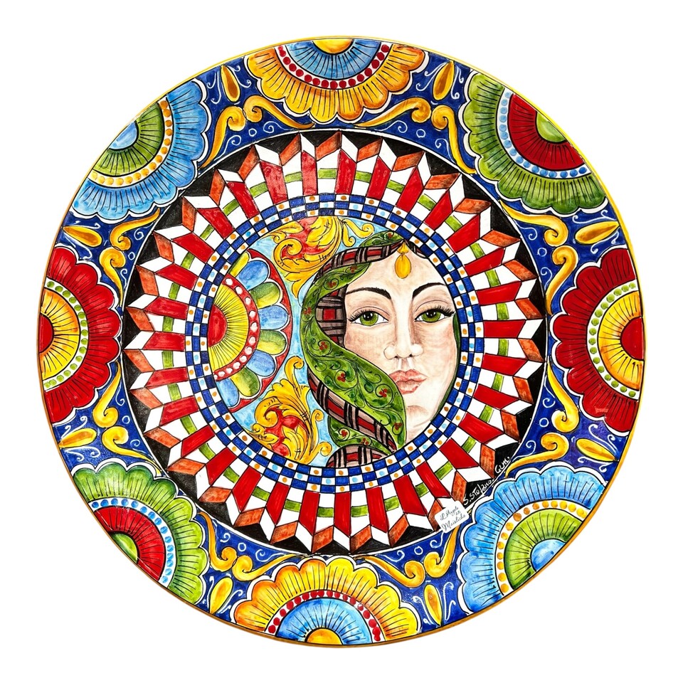 Piatto ornamentale da parete in ceramica siciliana decoro Regina e carretto siciliano Produzione artigianale di Santo Stefano di Camastra Diametro 57cm
