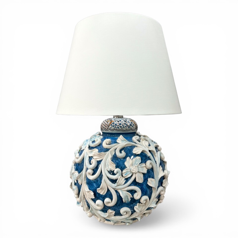 Lume sfera in ceramica siciliana decoro blu antico con applicazioni floreali Produzione artigianale di Caltagirone h.60cm