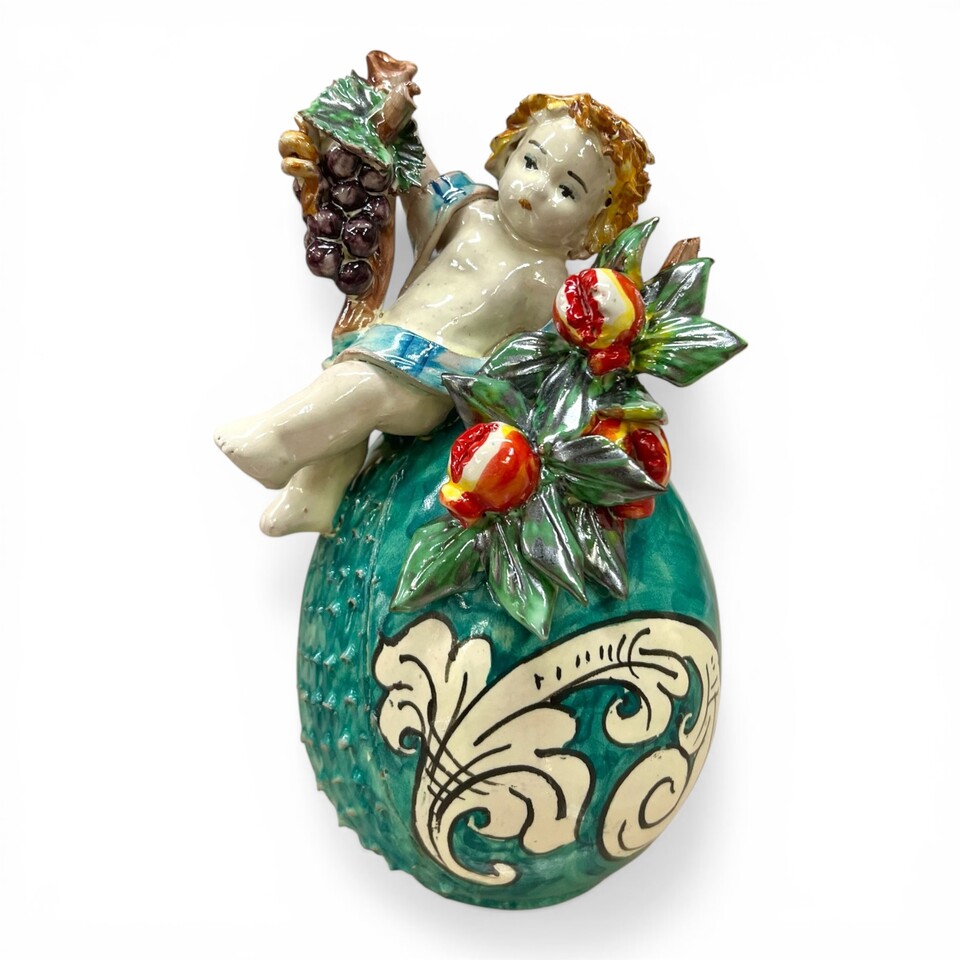 Putto su uovo in ceramica siciliana decoro verde ramina Produzione artigianale di Caltagirone h.20cm