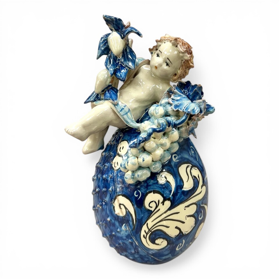 Putto su uovo in ceramica siciliana decoro blu antico Produzione artigianale di Caltagirone h.20cm