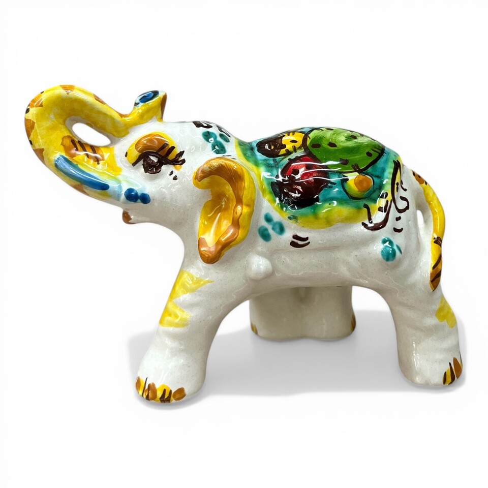 Elefante portafortuna in ceramica siciliana decoro verde e giallo con fichi d’india Produzione artigianale di Caltagirone lunghezza 15cm