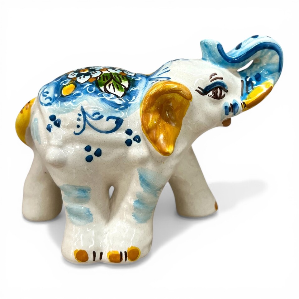 Elefante portafortuna in ceramica siciliana decoro margherita fondo blu Produzione artigianale di Caltagirone lunghezza 15cm