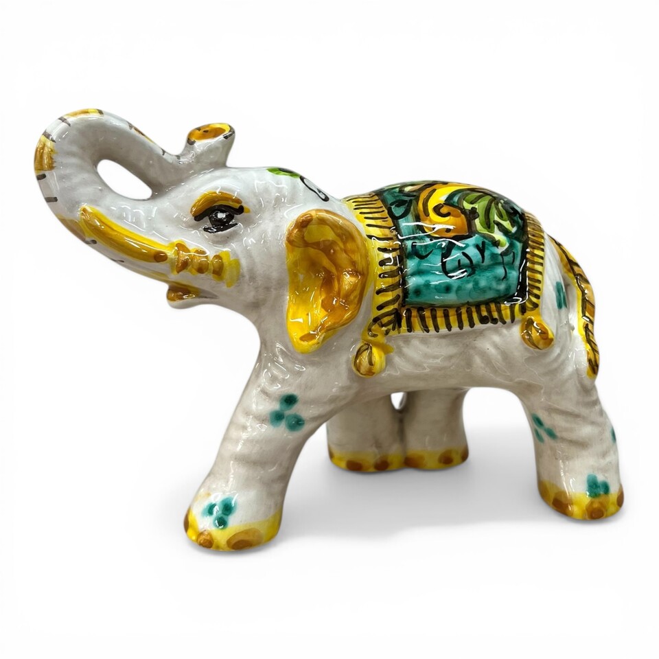 Elefante portafortuna in ceramica siciliana decoro ornato barocco giallo fondo verde Produzione artigianale di Caltagirone lunghezza 15cm