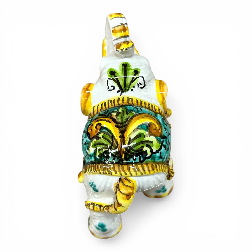 Elefante portafortuna in ceramica siciliana decoro ornato barocco giallo fondo verde Produzione artigianale di Caltagirone lunghezza 15cm