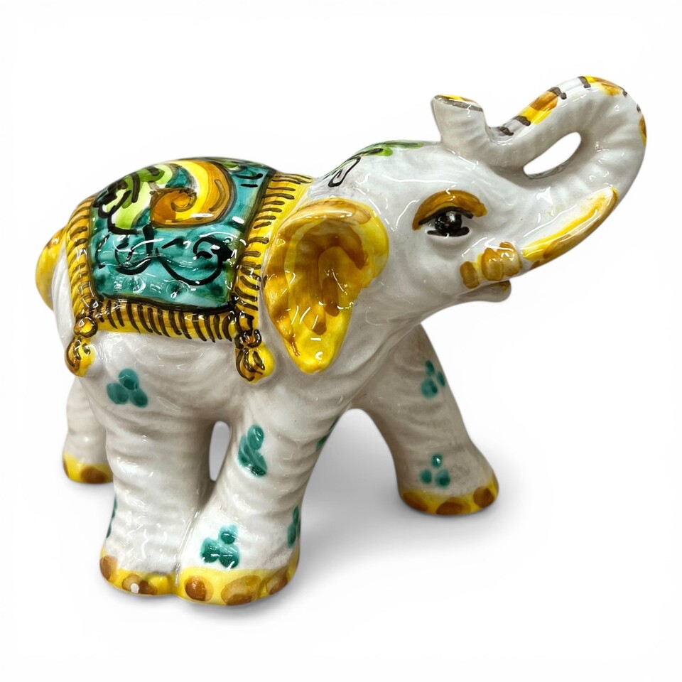 Elefante portafortuna in ceramica siciliana decoro ornato barocco giallo fondo verde Produzione artigianale di Caltagirone lunghezza 15cm