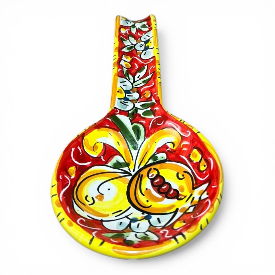 Poggiamestolo in ceramica siciliana decoro con melograni e limoni fondo rosso Produzione artigianale di Caltagirone lunghezza 25cm