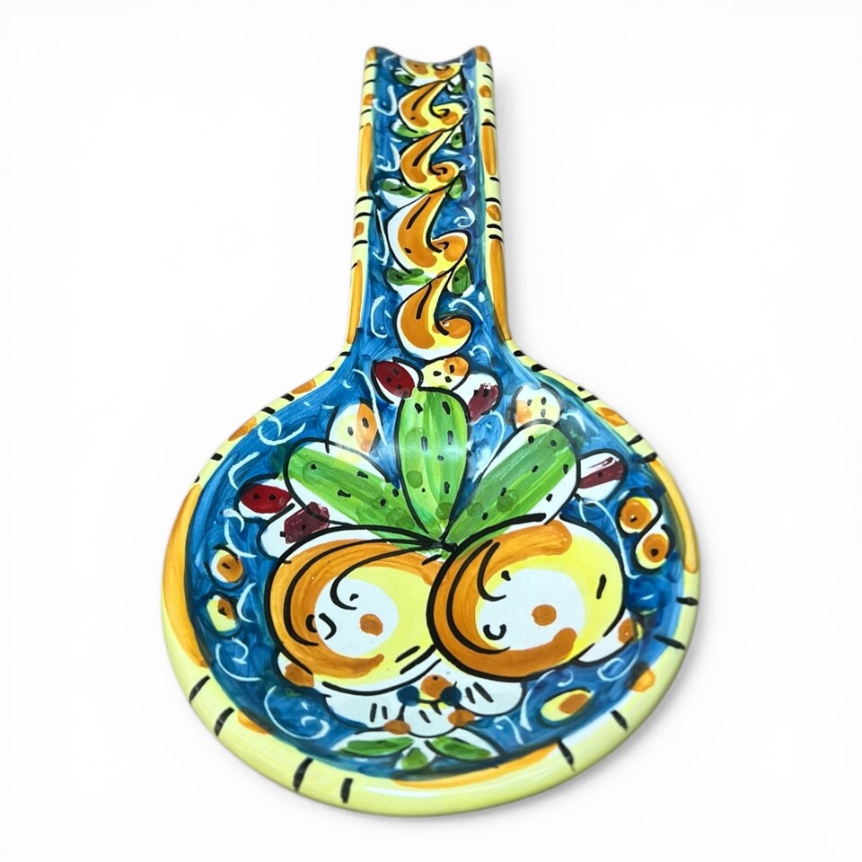 Poggiamestolo in ceramica siciliana decoro con limoni e fichi d'india fondo blu Produzione artigianale di Caltagirone Lunghezza 25cm