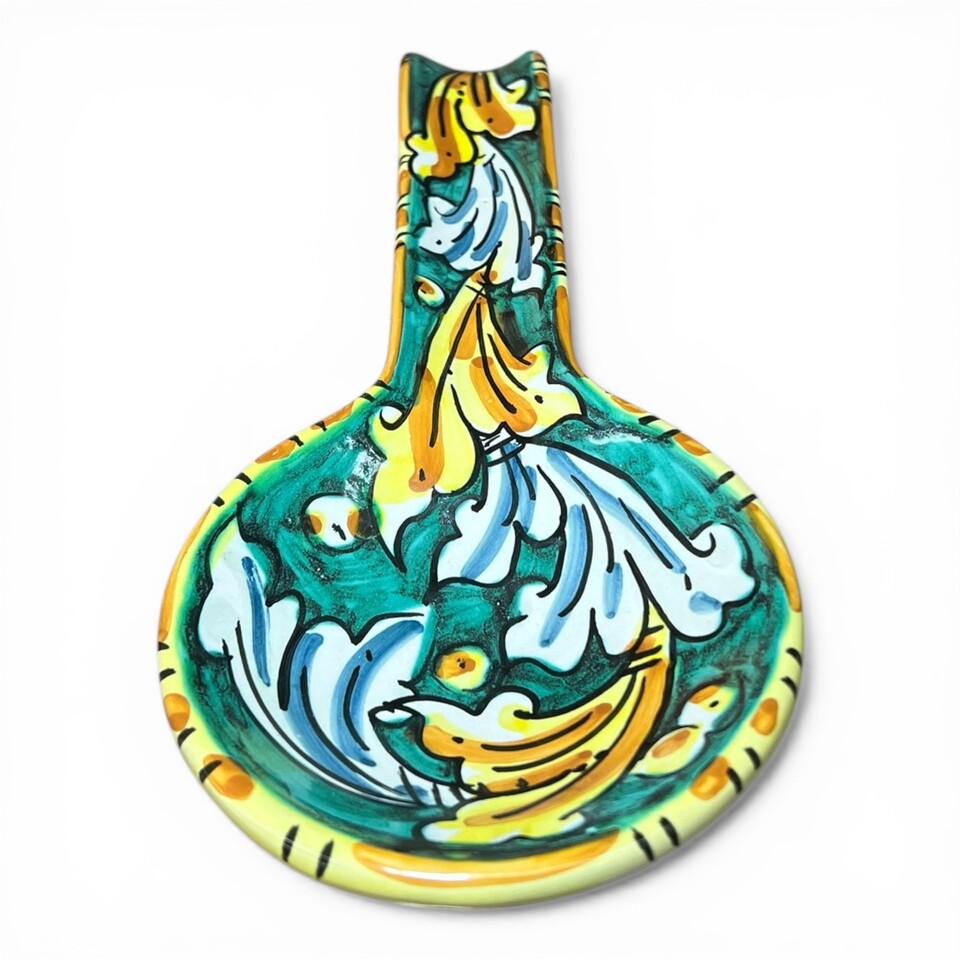 Poggiamestolo in ceramica siciliana decoro ornato fondo verde Produzione artigianale di Caltagirone Lunghezza 25cm
