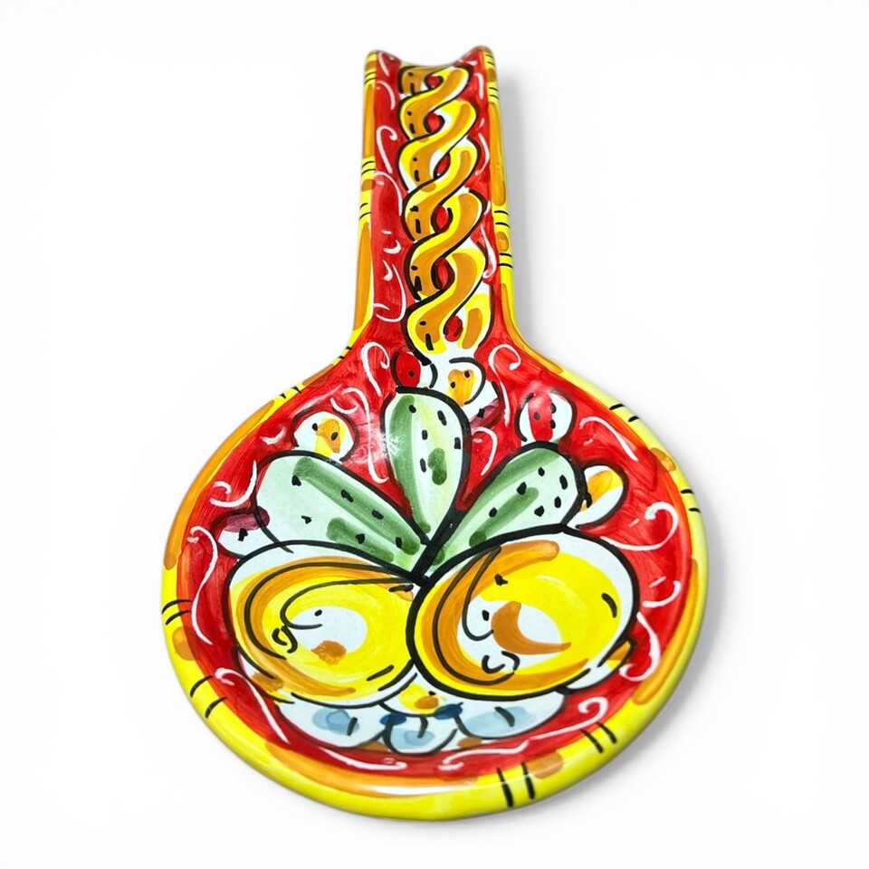 Poggiamestolo in ceramica siciliana decoro con limoni e fichi d'india fondo rosso Produzione artigianale di Caltagirone lunghezza 25cm