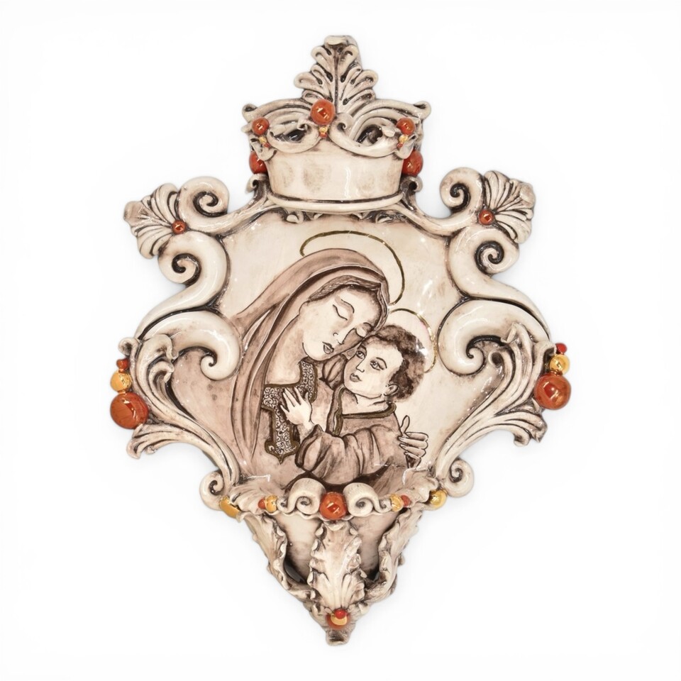 Acquasantiera Madonna Maria con Gesù bambino in ceramica siciliana dettagli oro e madreperla Produzione artigianale di Caltagirone 25x35cm
