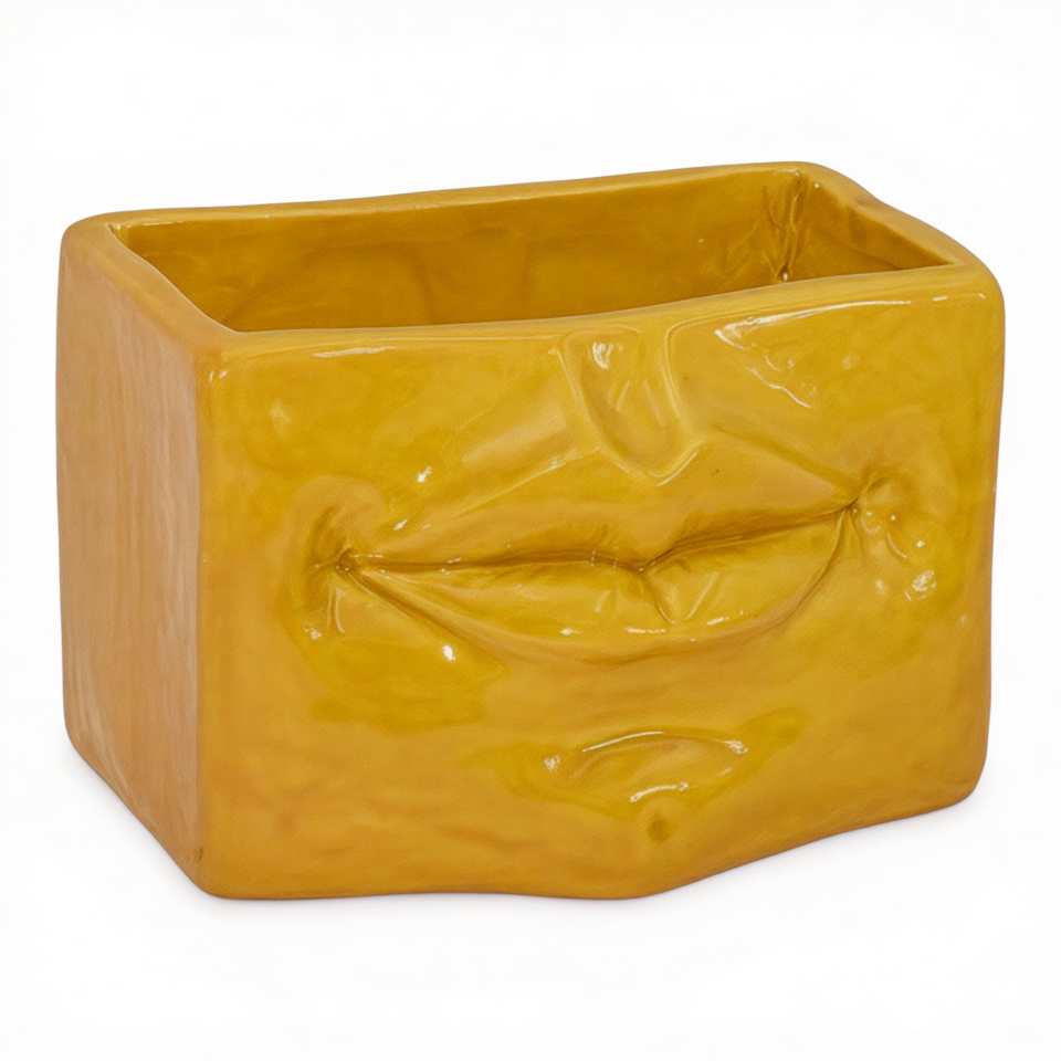 Scatola con espressione in ceramica siciliana decoro giallo senape Produzione artigianale di Caltagirone monocolore